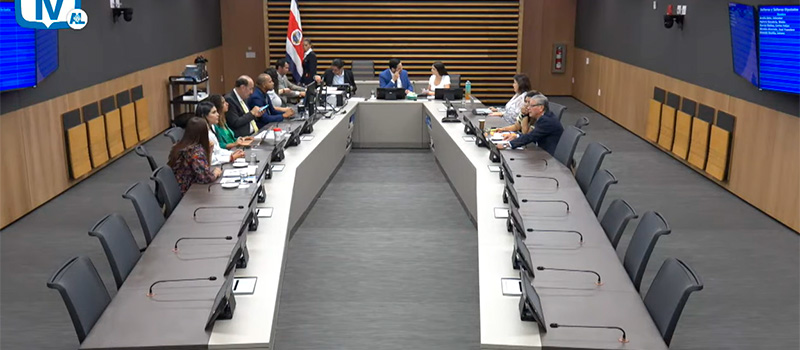 sala de reuniones con varias personas nivel gobierno