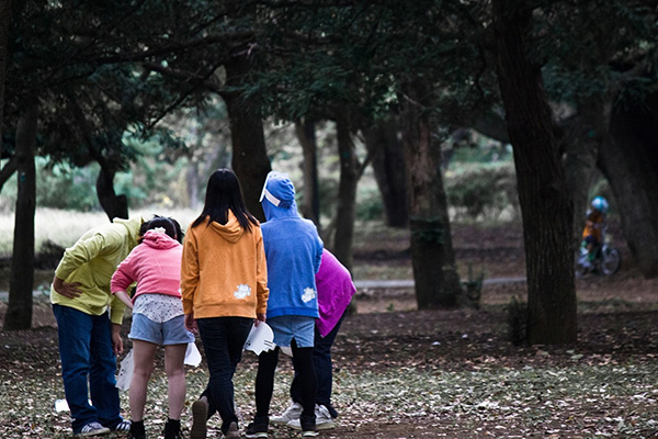 La imagen muestra un grupo de niños en un parque