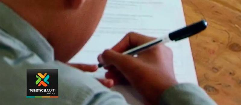 en la imagen se muestra una persona escribiendo en una hoja, es una prueba escrita